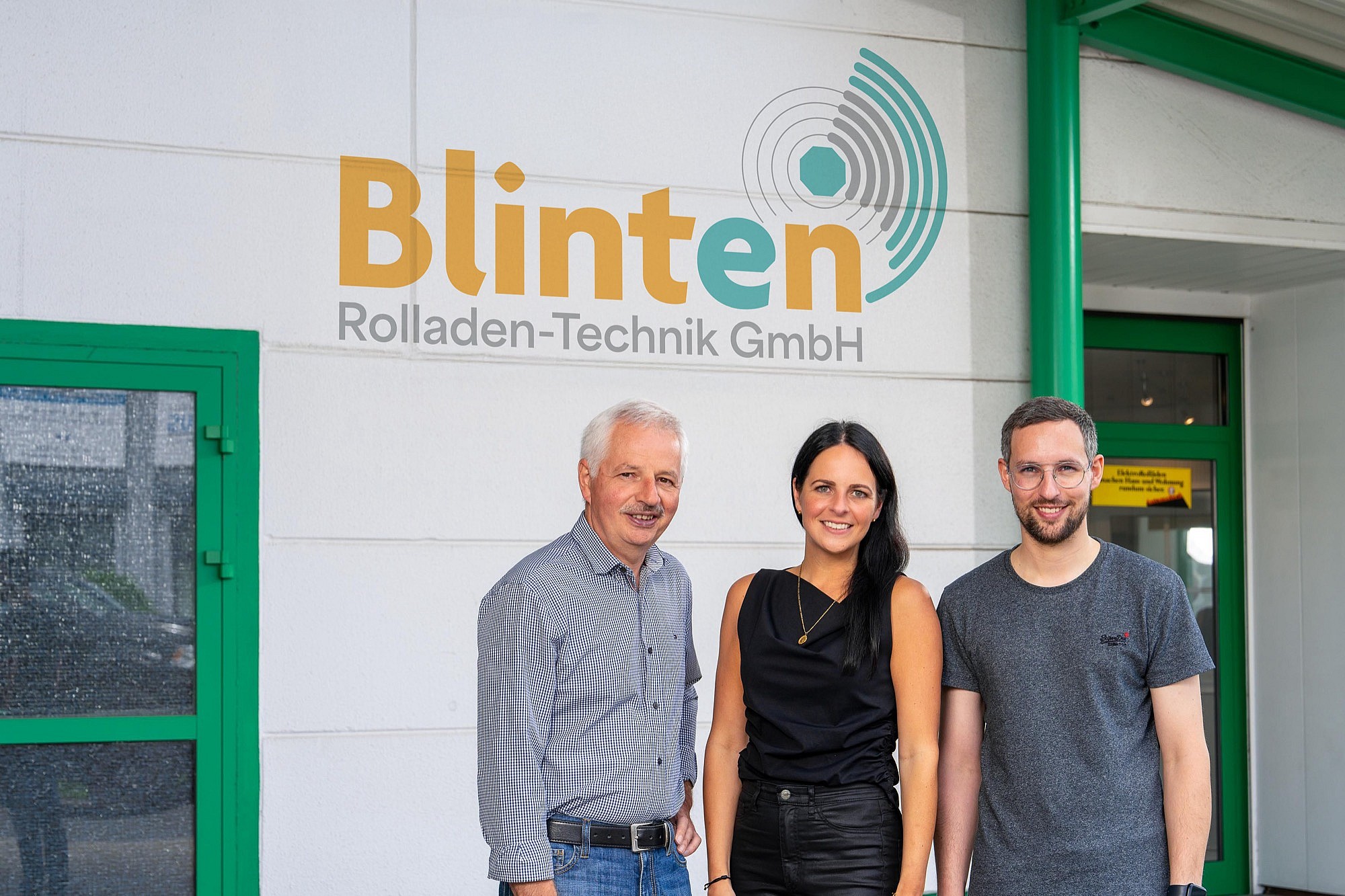 Bild von Familie Blinten vor Ihrem Unternehmen